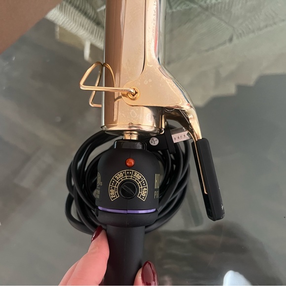 Hot Tools Pro Artist 24K Gold Curling Iron | (1-1/2 in) - Picture 2 of 6